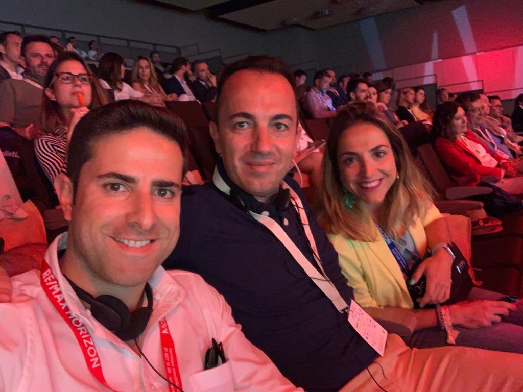 Begonte's tweet photo. Siempre es un placer con el Sr. Monge de @RemaxFusion ¡vamos ese #selfiecontest ! CC @cryswashington 😋 #Inmocionate19

 @REMAXHORIZON @REMAXESPANA https://t.co/zQUCTdJLtv
