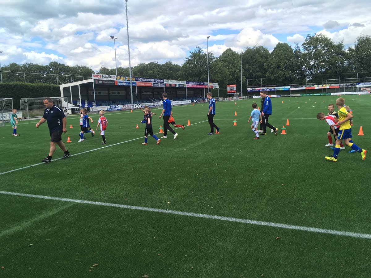 rksvdezweef's tweet photo. Vanavond was de 1e training met de nieuwe JO8-1/2 en trainers! Succes allen! #eigenplan #hupzwevers @rksvdezweef #knvboost #nijverdal https://t.co/WsJY6n4oYq
