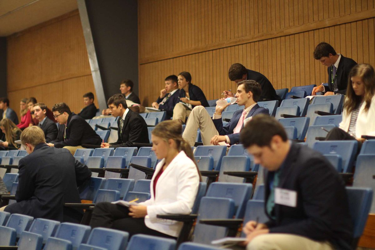 BeznerBen's tweet image. Everyone else: okay I gotta get this set down and it’s gotta be perfect

Me: damn I’m thirsty