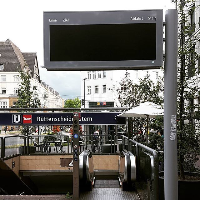 An der (H) Rüttenscheider Stern wurden vier neue DFIs an den Abgängen zur #Stadtbahn-Station montiert. #Ruhrbahn #rüttenscheid #Tram #fahrgastinformation bit.ly/2XiVmmF