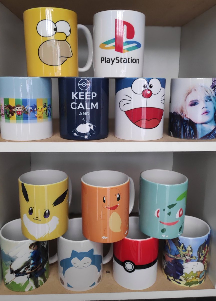 Kioskofriki's tweet photo. Tazas de alucinar a precio imbatible, Sólo 7,95! 😱 superhéroes, manga, Pokémon, simpsons, Zelda, Doraemon, K-pop... Dinos qué te gusta y te la hacemos! 😄😄 también en camisetas! https://t.co/gE7qkFPMgs