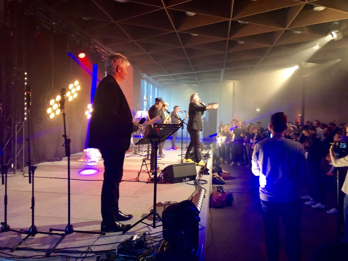 Quelle energie positive ce soir au festival <a href="/Cheerslemvmt/">Cheers le Mouvement</a> ! Entrepreneurs, associations, habitants, ensemble autour d’une innovation qui se met au service du progrès économique, écologique et social. L’occasion de retrouver des Lilloises et Lillois engagés et solidaires.