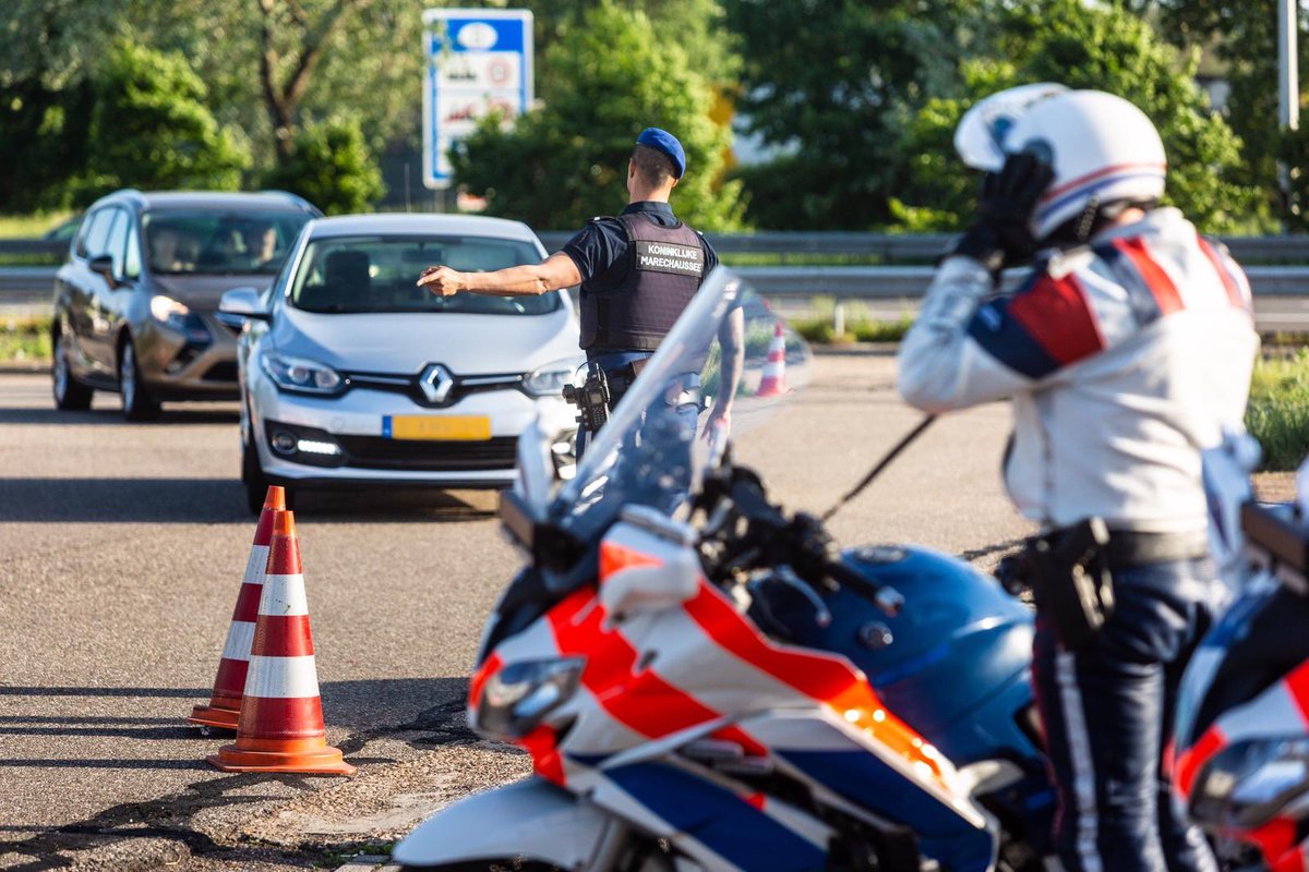 Tijdens een controle Mobiel Toezicht Veiligheid bij Breda heeft de Marechaussee donderdagmiddag een 58-jarige Congolese vrouw aangehouden voor mensensmokkel. m.facebook.com/KoninklijkeMar…