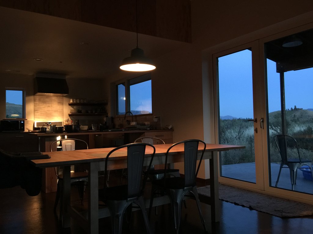 Zero_House's tweet photo. Calm and peaceful in the night kitchen.
.
.
.
#methowlife #winthropwa #methowvalley #zeroenergyhome #vacationrental #airbnb #zeroenergybuilding #winthropwashington #zeroenergydesign #ecobuildings #greenhomes \ https://t.co/DVTovfmRHj