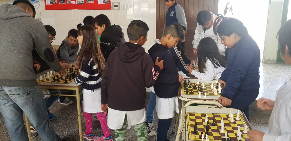 matiaszaki16's tweet photo. Con el ajedrez ayudamos a los alumnos de la Esc. N*4036 Dr. Augusto Raúl Cortazar, a desarrollar sus habilidades mentales y con ello mejorar sus procesos de aprendizaje. 
#PolíticasSocioeducativas
#AjedrezEducativo
@aniberruezo @UrtubeyJM @OscarGhillione @fguillesaavedra https://t.co/D9RUk3Ijbr