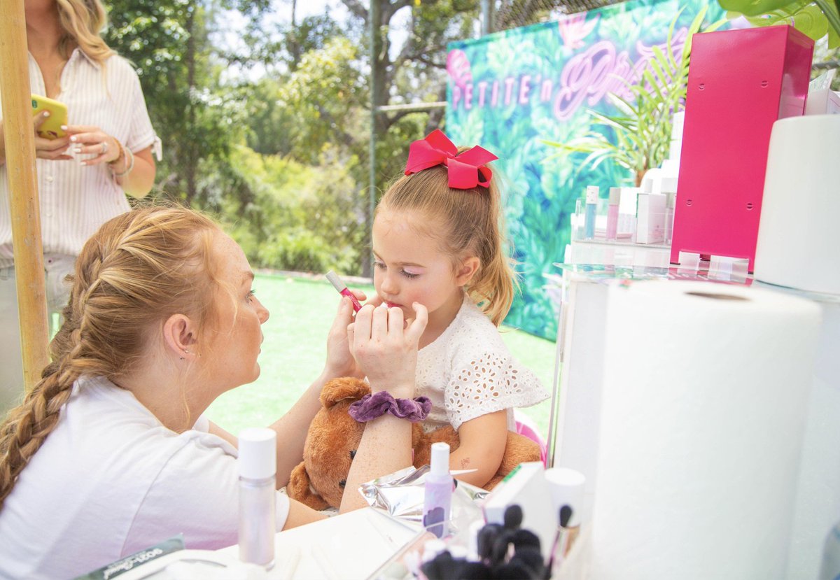 FabFitFun's tweet photo. What better way to kick off our Family Vacay Day &amp; the #XOSienna Launch Party than with some fun activities?! Our guests enjoyed making tie dye clothes with @shopcamp, jumping in the @MESHkidsco ball pit, and getting dolled up by @petitenprettyBH #FFFSummerHouse https://t.co/WJqtPoQe0n