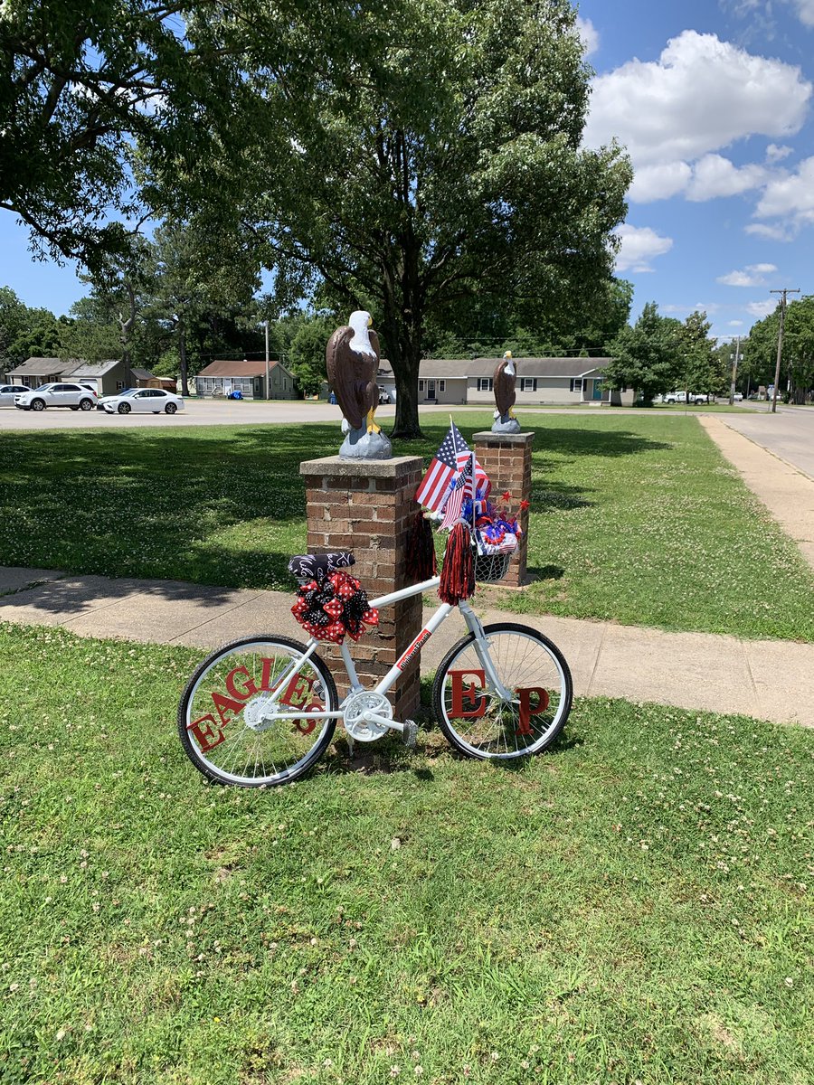 royalduke15's tweet photo. EPHS getting ready for Tour de Corn. Ms. Carlotta has done another great job on the bicycle decorations. Come by and take a look. #flylikeanEPeagle #Tourdecorn #eaglepride #eagleproud #careloveserve https://t.co/mu9eyFUO8N