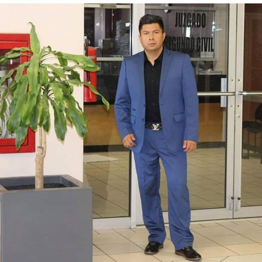 Rrolun's tweet image. El Licenciado Valeriano utilizando un cinturón Licenciado Valeriano. ¿Acaso quieres que el universo explote?