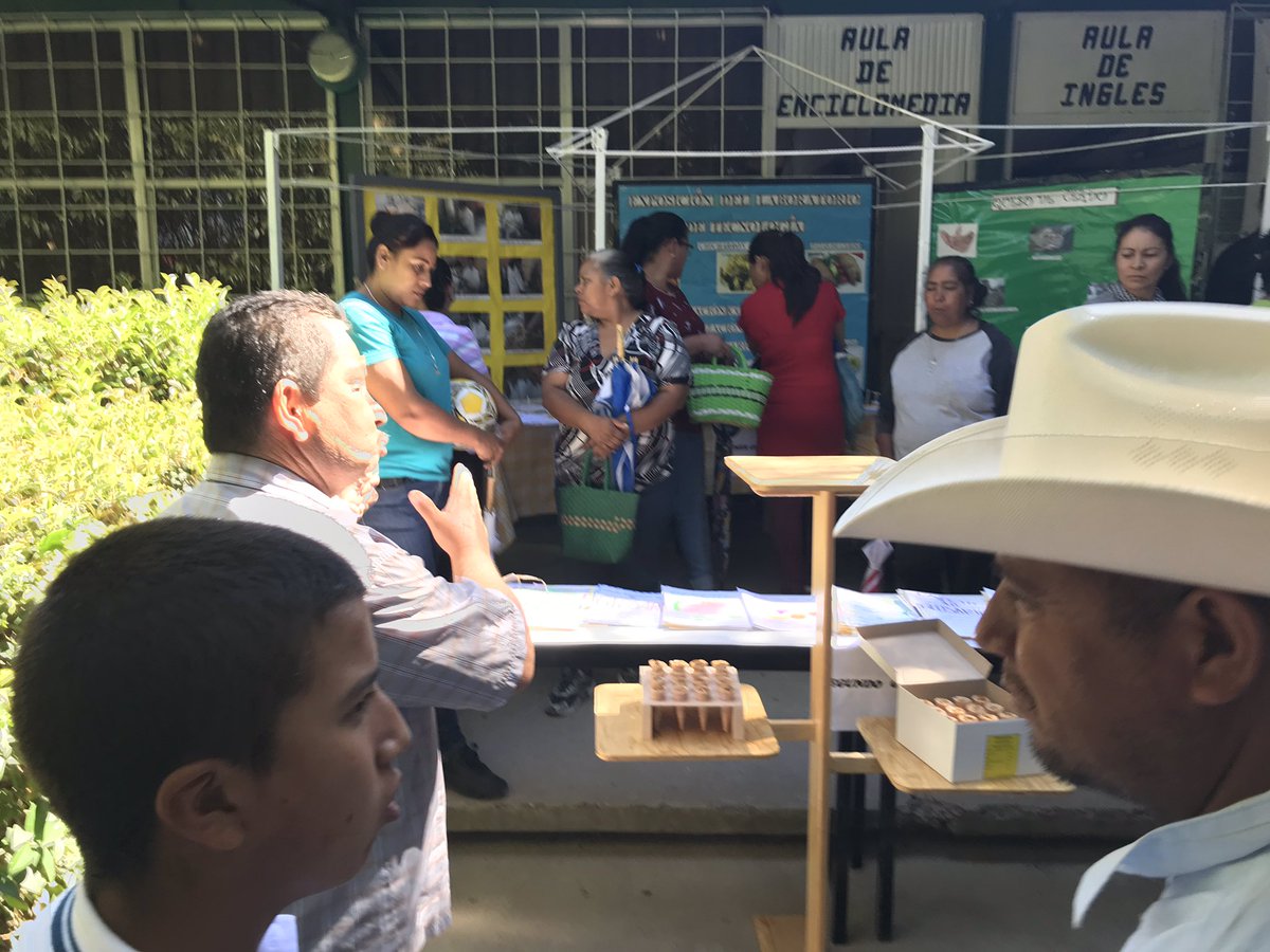 _RobledoJM's tweet photo. #EST40 #DonatoGuerra #Canatlán #Durango Rendición de cuentas. Exposiciones Interactivas con la presencia de Padres de Familia para observar los trabajos realizados por nuestros alumnos de  cada una de las asignaturas en el ciclo escolar. https://t.co/qKEoIPMAJM