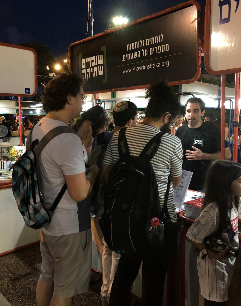 ShovrimShtika's tweet photo. לעורר שיח ציבורי.
לא קמפיין ההסתה של ביבי ולא מסע השנאה של בנט יצליחו להשתיק את השיח. אנשים נפגשים פנים אל פנים, וגם אם לא מסכימים, אנחנו מדברים על המציאות בשטחים. שיח פתוח כזה מפחיד את מי שמעוניין להסתיר את המציאות וזה בדיוק מה שאנחנו נמשיך לעשות
#שוברים_שתיקה https://t.co/egFj4UrQJX