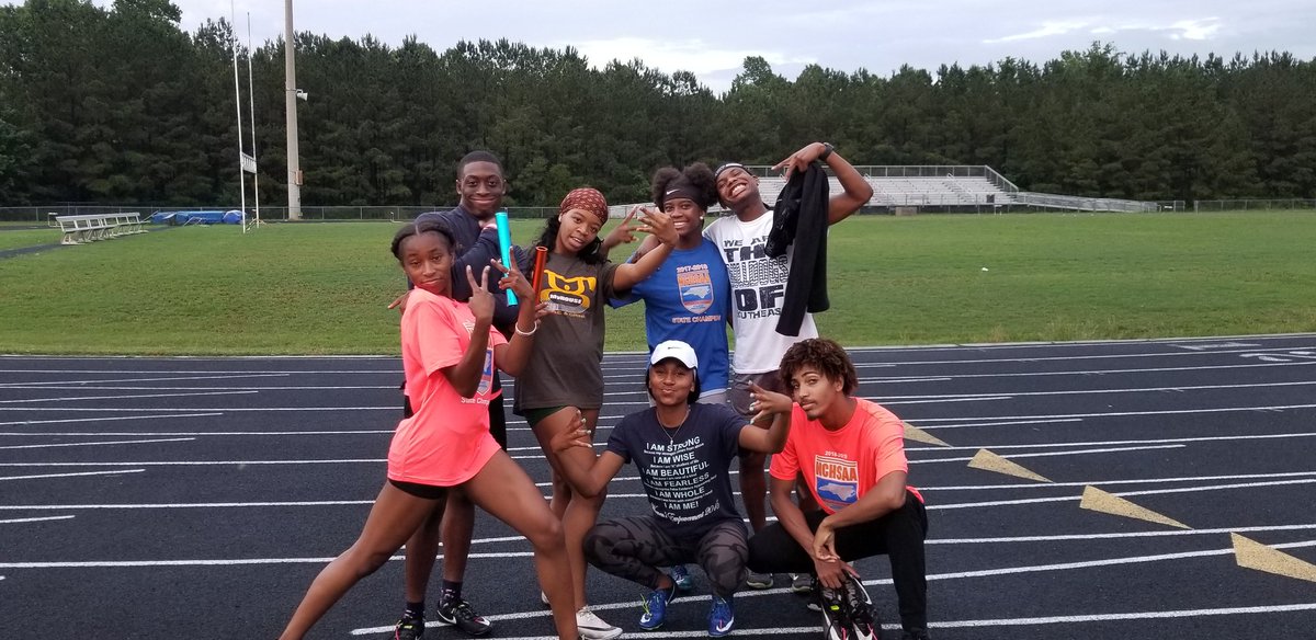 AndSrmh's tweet photo. Good luck to these Southeast Raleigh athletes who will be competing at NBN this weekend in Greensboro.. Bulldog Elite let's go.. 4 Seniors last Nationals before College. #letsgobulldogs @lil_chap83 @sier_raaaa @kyna_rahni @Ehaddock2_0 https://t.co/riDaTJisBA