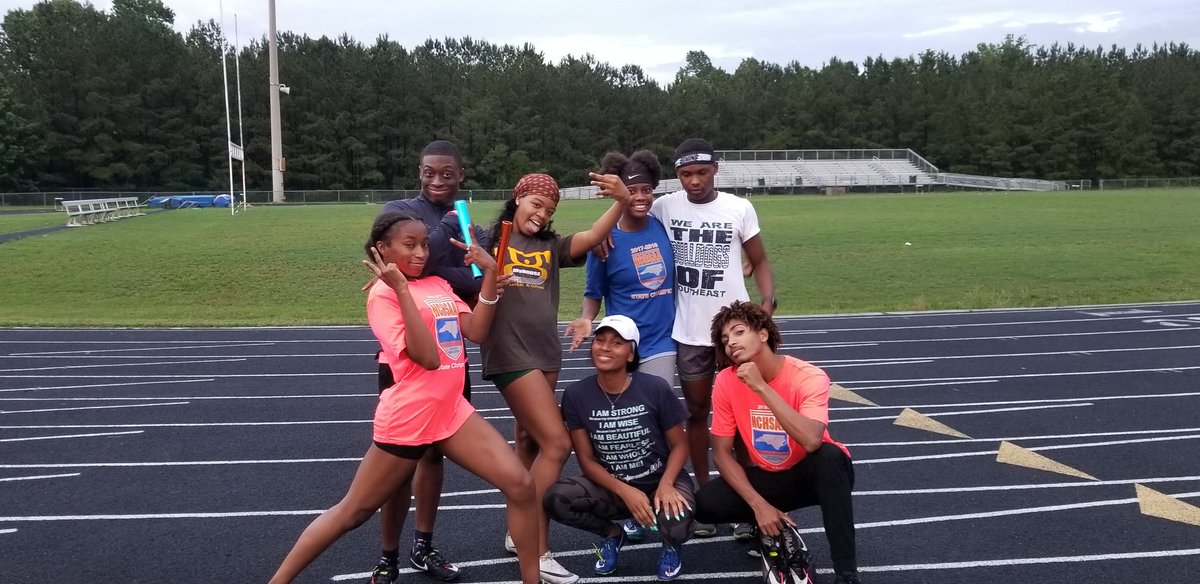AndSrmh's tweet photo. Good luck to these Southeast Raleigh athletes who will be competing at NBN this weekend in Greensboro.. Bulldog Elite let's go.. 4 Seniors last Nationals before College. #letsgobulldogs @lil_chap83 @sier_raaaa @kyna_rahni @Ehaddock2_0 https://t.co/riDaTJisBA