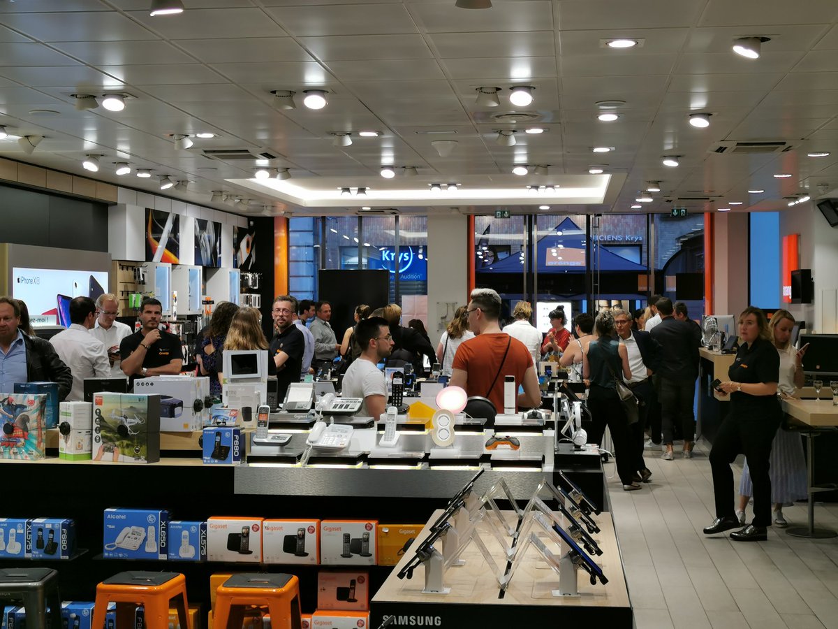 ChauvinJohnny's tweet photo. C'est parti pour le #ShowHello à la #BoutiqueOrange Toulouse Alsace Lorraine #OrangeOccitanie !
À la découverte des dernières, et futures, innovations d'Orange 💡 https://t.co/8oyPrlN2H6