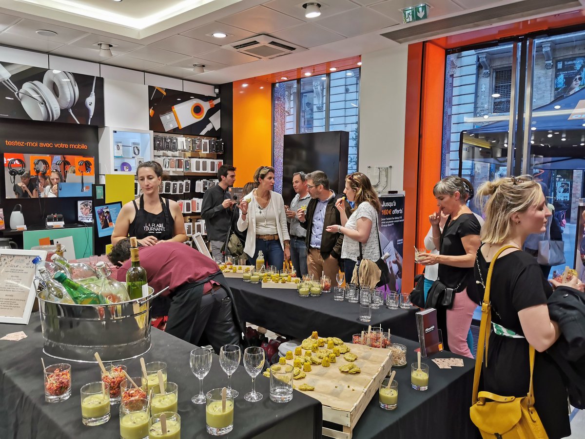 ChauvinJohnny's tweet photo. C'est parti pour le #ShowHello à la #BoutiqueOrange Toulouse Alsace Lorraine #OrangeOccitanie !
À la découverte des dernières, et futures, innovations d'Orange 💡 https://t.co/8oyPrlN2H6