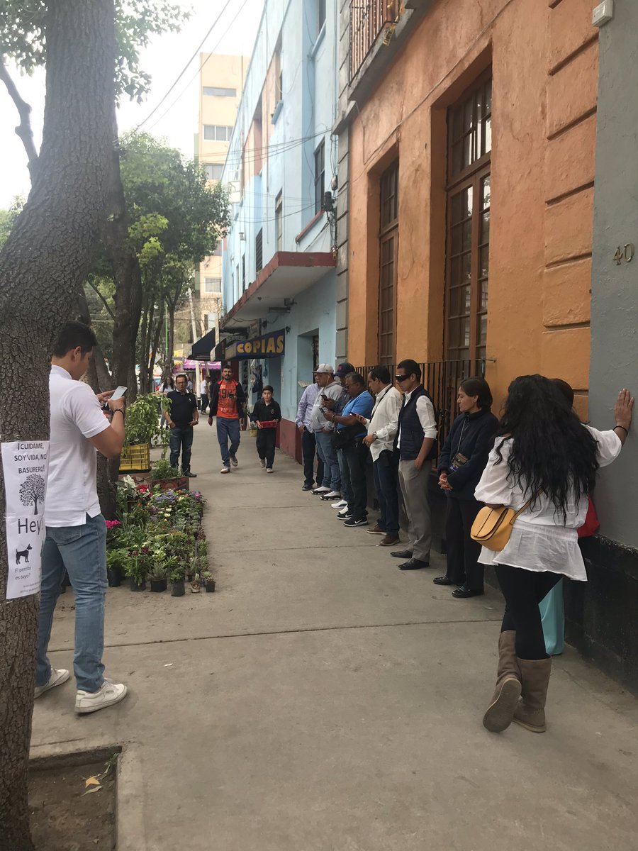 rominalyle's tweet photo. 11 personas de la @D_CuauhtemocDF a checar los permisos del señor que vende plantas. 11? De verdad? https://t.co/68gAqtAh4u