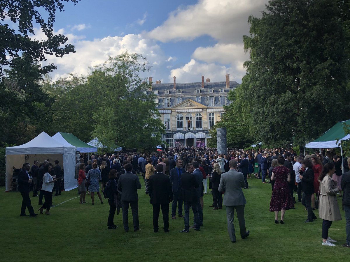 Hugely enjoying #lecrxssing tonight. Thank you to His Excellency @EdLlewellynFCO for hosting Vivendi’s initiative celebrating the friendship between our 2 countries on the occasion of the Garden Party given in honour of the birthday of Her Majesty Queen Elizabeth II #ProudToBeOBE