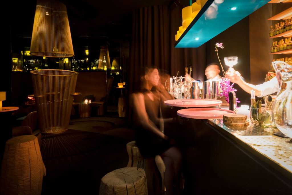 10Decoracion's tweet photo. #proyectos10 . Diseño internacional con @lagranja_ design. Coctelería “The Other Room” en Singapur  https://t.co/OvifZbcmY7 https://t.co/7zJlovJ4J7