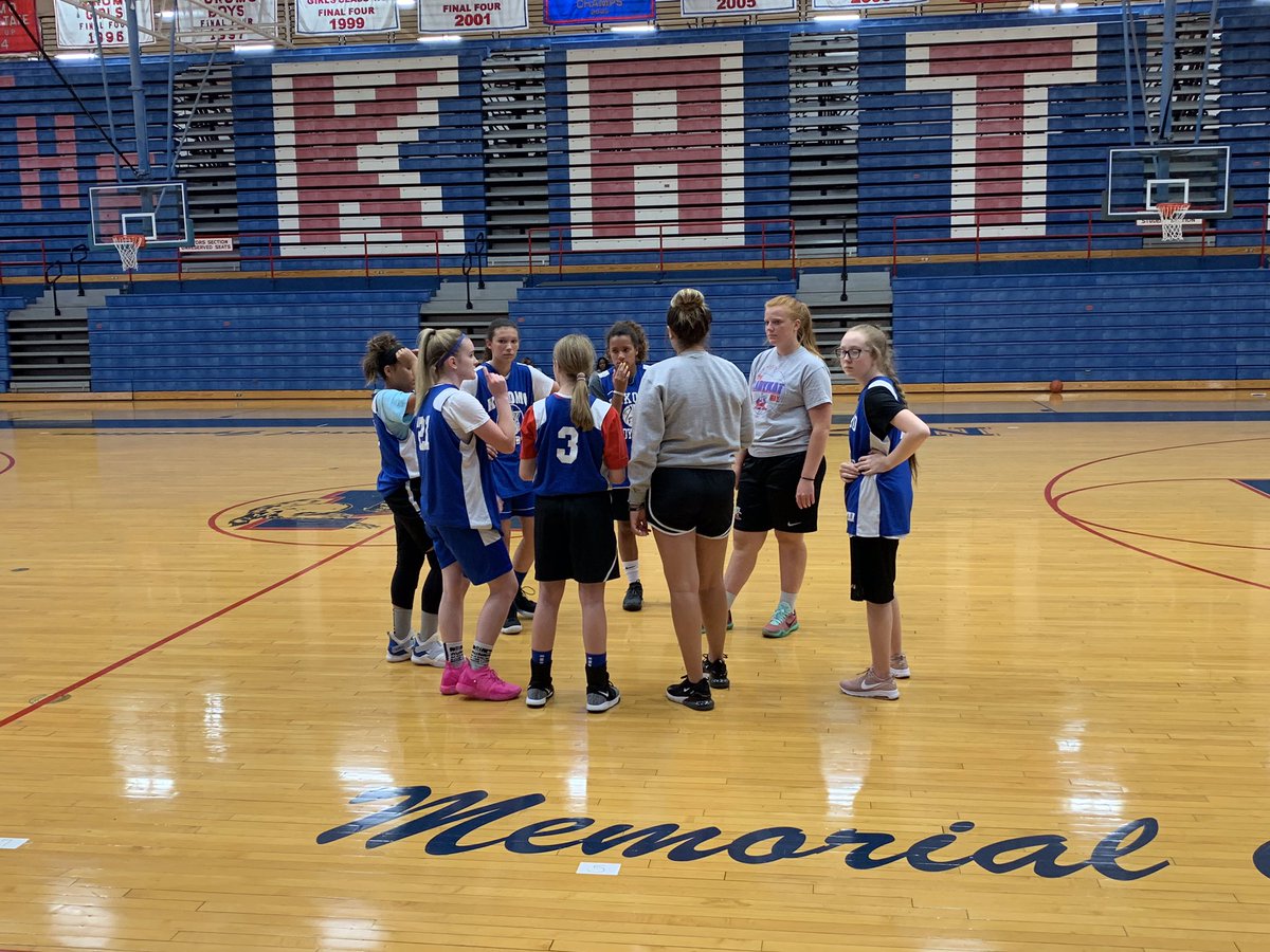 KHSLadykatbball's tweet photo. Former Lady Kats K. Curl and M. Wood coaching up the younger  girls. https://t.co/ddq4wDVR7b