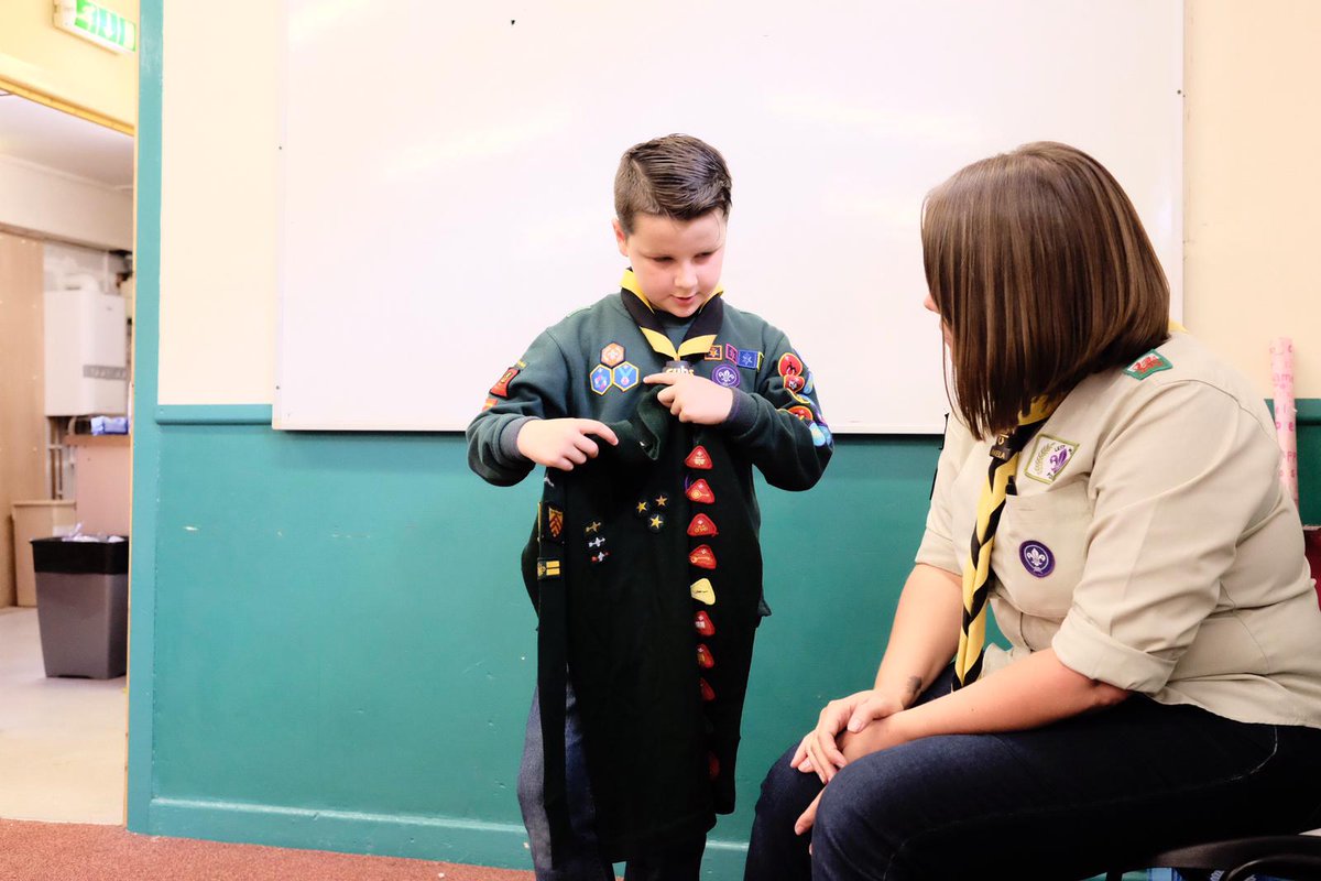 HGunter8's tweet photo. Thankyou to Mr Thwaite for sharing his cubs jumper from when he was a child with Oliver. He loved talking about it with his pack this evening. @tybred2017 #sharinginterests https://t.co/8fAkO7P5Cp