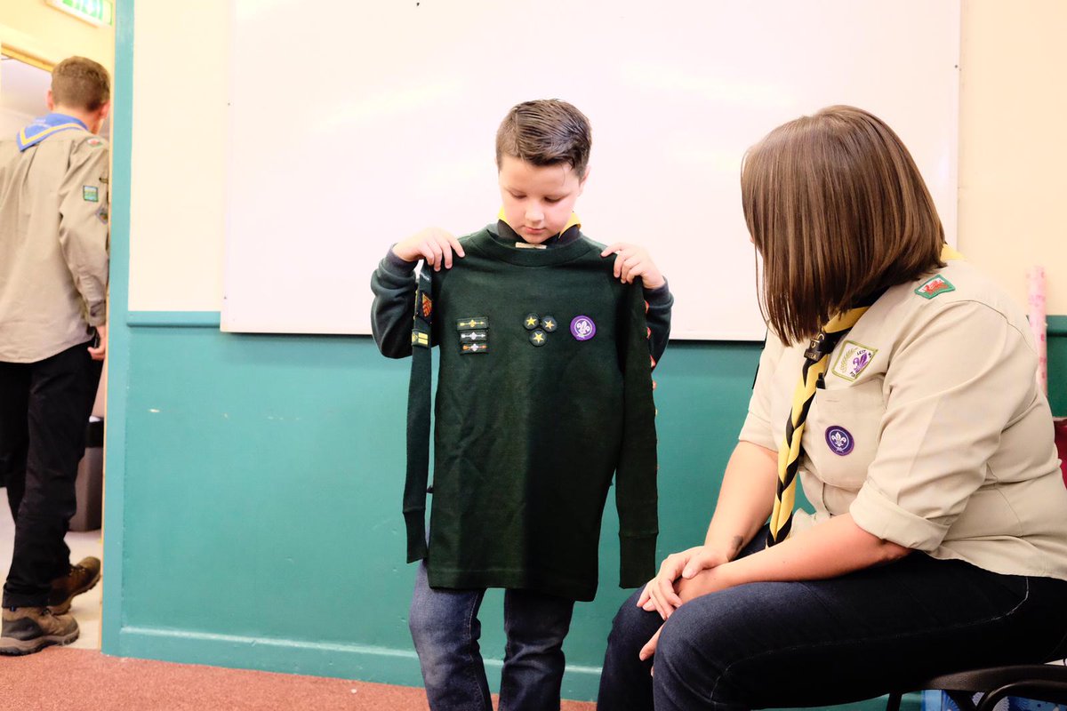 HGunter8's tweet photo. Thankyou to Mr Thwaite for sharing his cubs jumper from when he was a child with Oliver. He loved talking about it with his pack this evening. @tybred2017 #sharinginterests https://t.co/8fAkO7P5Cp
