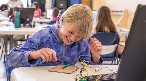 ScienceBuddies's tweet image. A1: We have lots of fun and free hands-on #science activities girls can do on their own schedule that combine their interests and #STEM learning. #BeyondtheBuzzChat ow.ly/YqLW50uDw8V @MillionWMentors