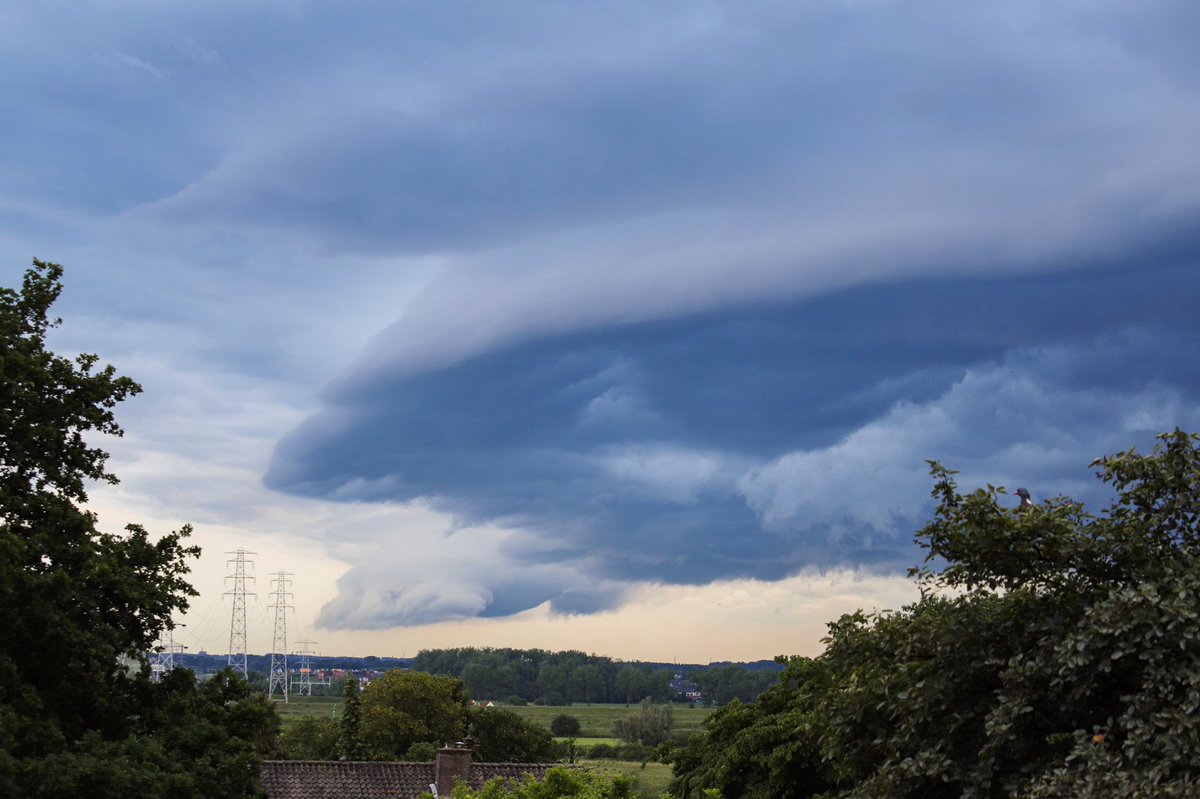 Fanatic_NL's tweet photo. Nu boven Oosterbeek! #shelfcloud #stcnl https://t.co/iKcfdp5Rxv