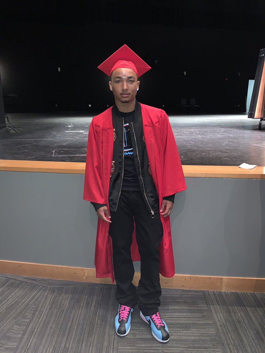 ImaBigSteppa's tweet photo. MADE IT TO GRADUATION ND IM JUST THANKFUL FOR ALLA SHIT THAT CAME WIT HIGH SKOO ND EVERYONE THAT HELPED ME ALONG THAT JOURNEY...NEXT STOP SKEGEEEEEE‼️‼️‼️‼️🥳🥳🥳🥳🥳🥳 https://t.co/QplKhCS2Lj
