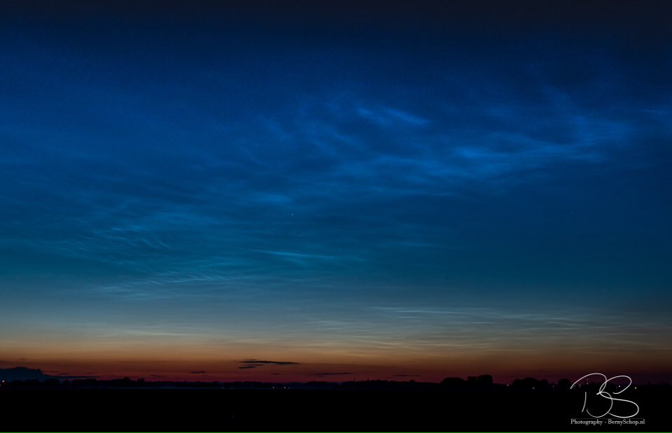 De lichtende nachtwolken gisteravond boven de Hoeksche Waard. <a href="/gemeenteHW/">gemeenteHW</a> #hoekschewaard <a href="/mooieluchten/">mooieluchten</a> #lnc #LichtendeNachtwolken
