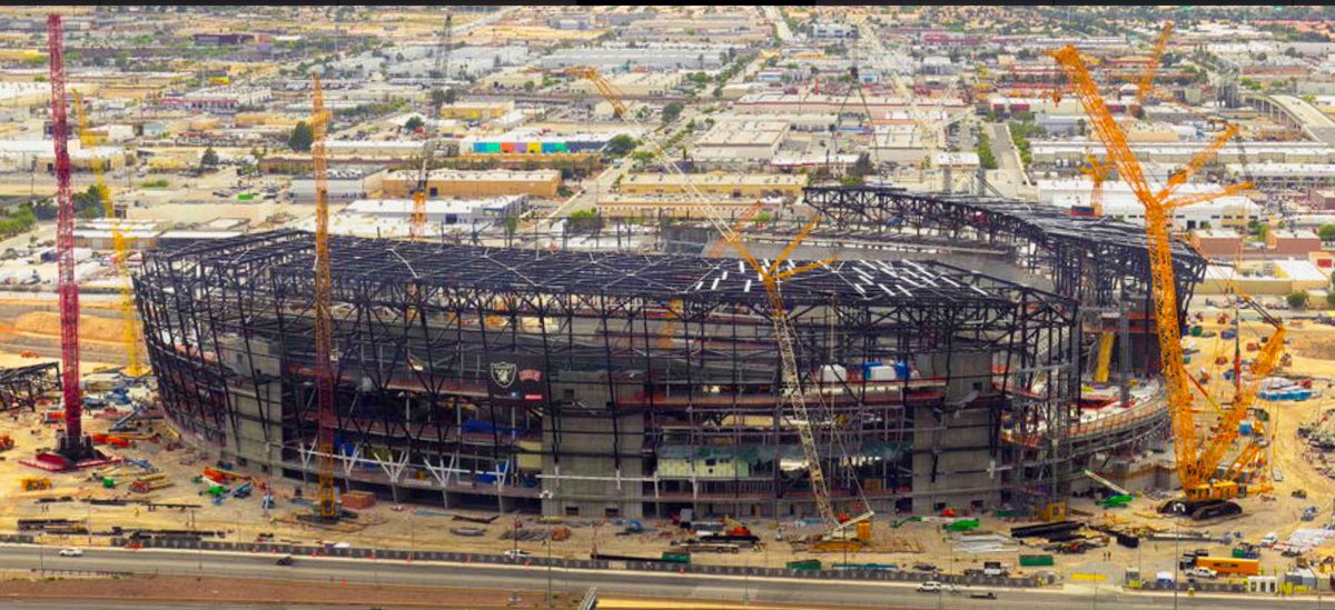 mickakers's tweet photo. The @LasVegasStadium’s oval shape is starting come into form as stadium canopy truss installation progresses. Installation on the east side of the stadium is nearing completion as the west side is playing catch up, with another truss going up yesterday. #vegas #raiders #stadium https://t.co/P00iW7WY9C