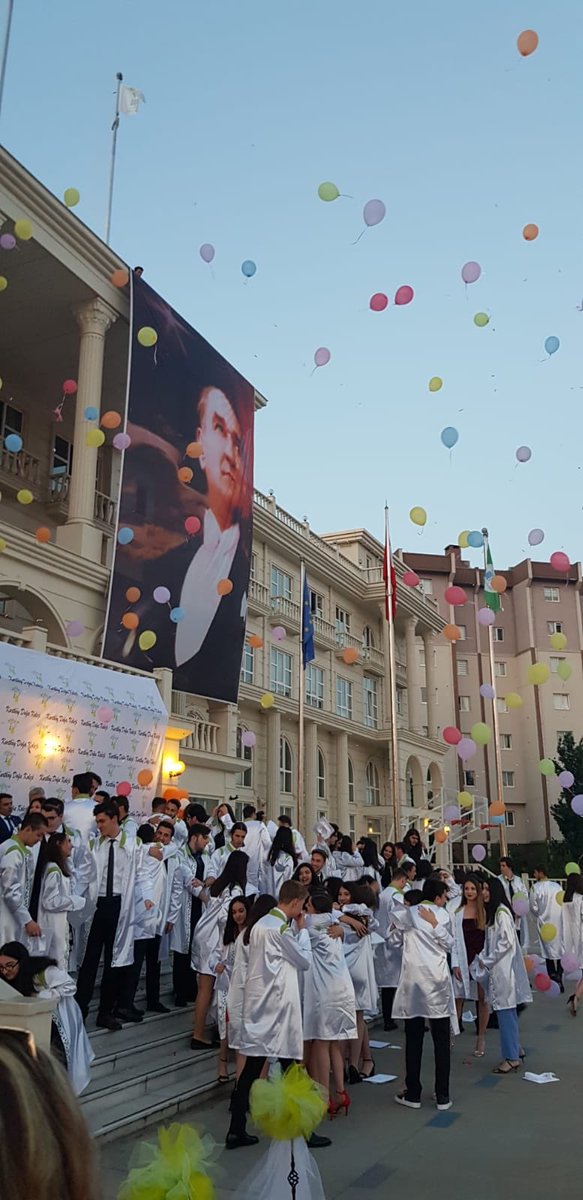 Her mezuniyet töreni gururla birlikte hüznü de beraberinde getiriyor. Kurtköy Doğa Kolejinin sevgili mezunları yolunuz, bahtınız açık olsun... <a href="/KurtkoyDoga_K/">Kurtköy Doğa Anadolu Lisesi</a>