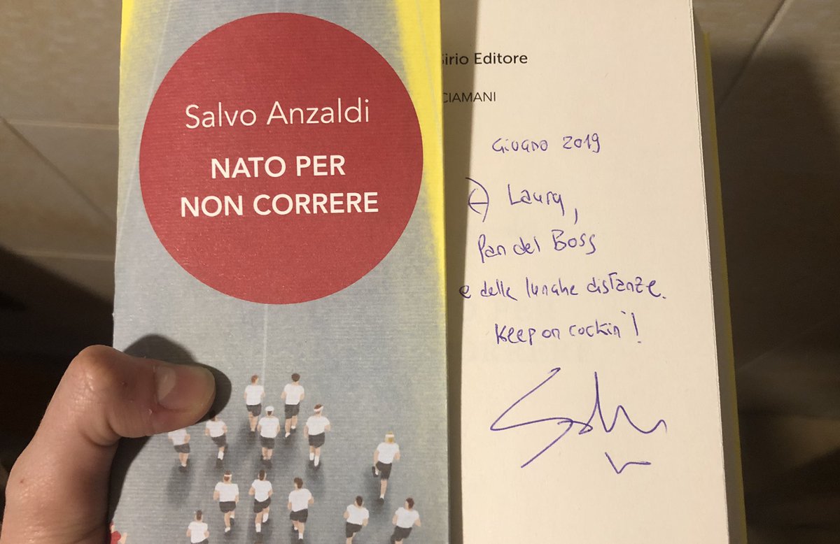 laura_romano's tweet photo. 3 buoni motivi (meno 1) per leggere #natopernoncorrere di @salvoanzaldi: 
1) è un fan del Boss e questo già la dice lunga
2) macina km di corsa
3) l’emofilia non ha capito con chi aveva a che fare 

Meno 1) purtroppo è interista 😬 https://t.co/osYZZL111W