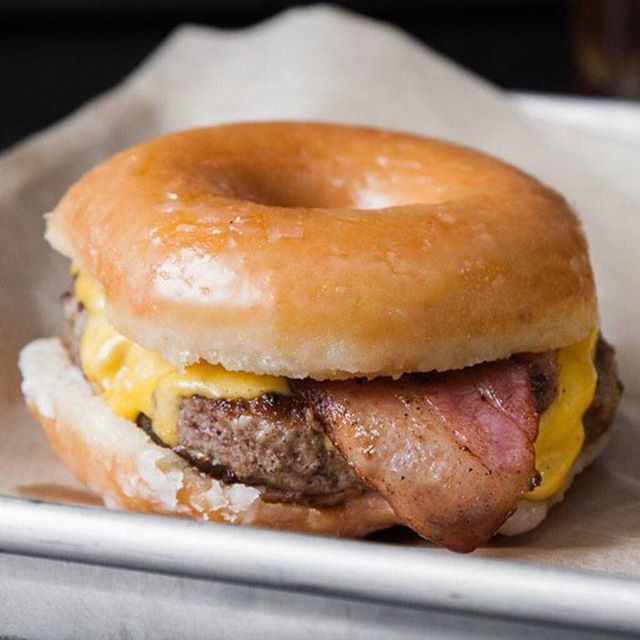 miappmx's tweet photo. Si te encanta combinar sabores este es un #must para ti. 🤩Hamburguesa con pan de dona glaseada, queso y tocino crujiente. 💥 @wlb_mx 💥 https://t.co/MtsvrPc5VX #quehacer #experiencias #miapp https://t.co/e1jnWDTZAs