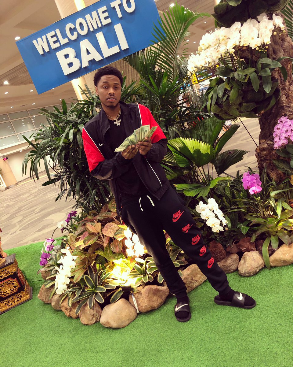RelloTheCheefer's tweet photo. Just check my bank account & the teller said โyes sir you are on niggas neckโ ๐๐ช๐พ๐ฃ๐ #TouchDownToCauseHell #Bali https://t.co/2rRTBVnrbL