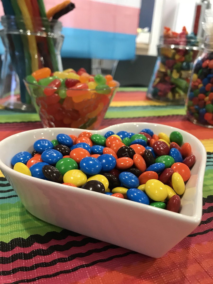 UTSCRegistrar's tweet photo. Happy #DispalyYourPride Day! Thanks for the treats @PositiveUTSC! #ROpride #PrideMonth #UofTpride 🏳️‍🌈 https://t.co/GgfnhydYI7