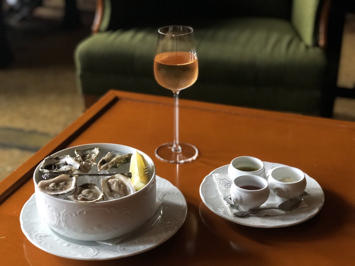 Happy Hour in Drawing Room😍😍😍 Join us from 3-6pm for $2 Oysters and $7 glasses of Maculan “Costadolio” Rosé to make your Thursday afternoon extra special✨