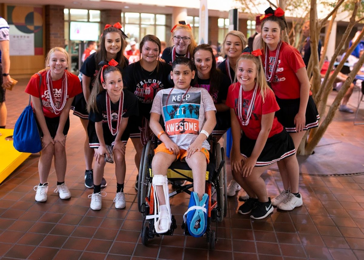 ShrinersChicago's tweet photo. The @ilshrinegame east and west squads π visited to learn about the medical care and services we provide for kids. The squads face off Saturday in #Bloomingtonnormal for 2019 IL High School Shrine Game. #CountdownCompetition #morethanagame https://t.co/YzsHPkYS92