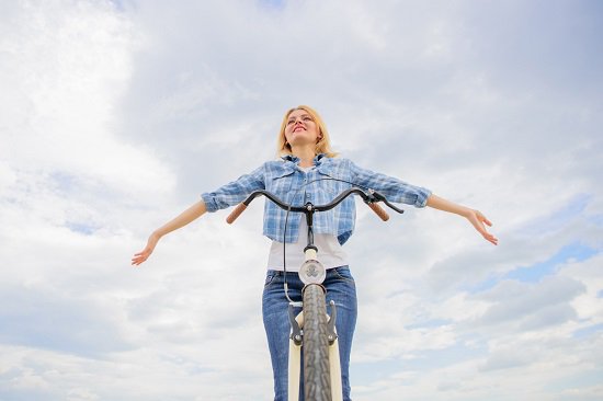 DGTes's tweet photo. ¿Sabías que ir a trabajar en #bici reduce el riesgo de padecer estrés? Si la usas al menos una vez por semana tienes un 20% menos de riesgo. Y puede llegar hasta el 52% menos para quienes la usan al menos 4 veces en semana. 🚴♂️🚴♀️ https://t.co/eSjH6wN36c #PedaleaSeguro https://t.co/FLCMSXTINJ