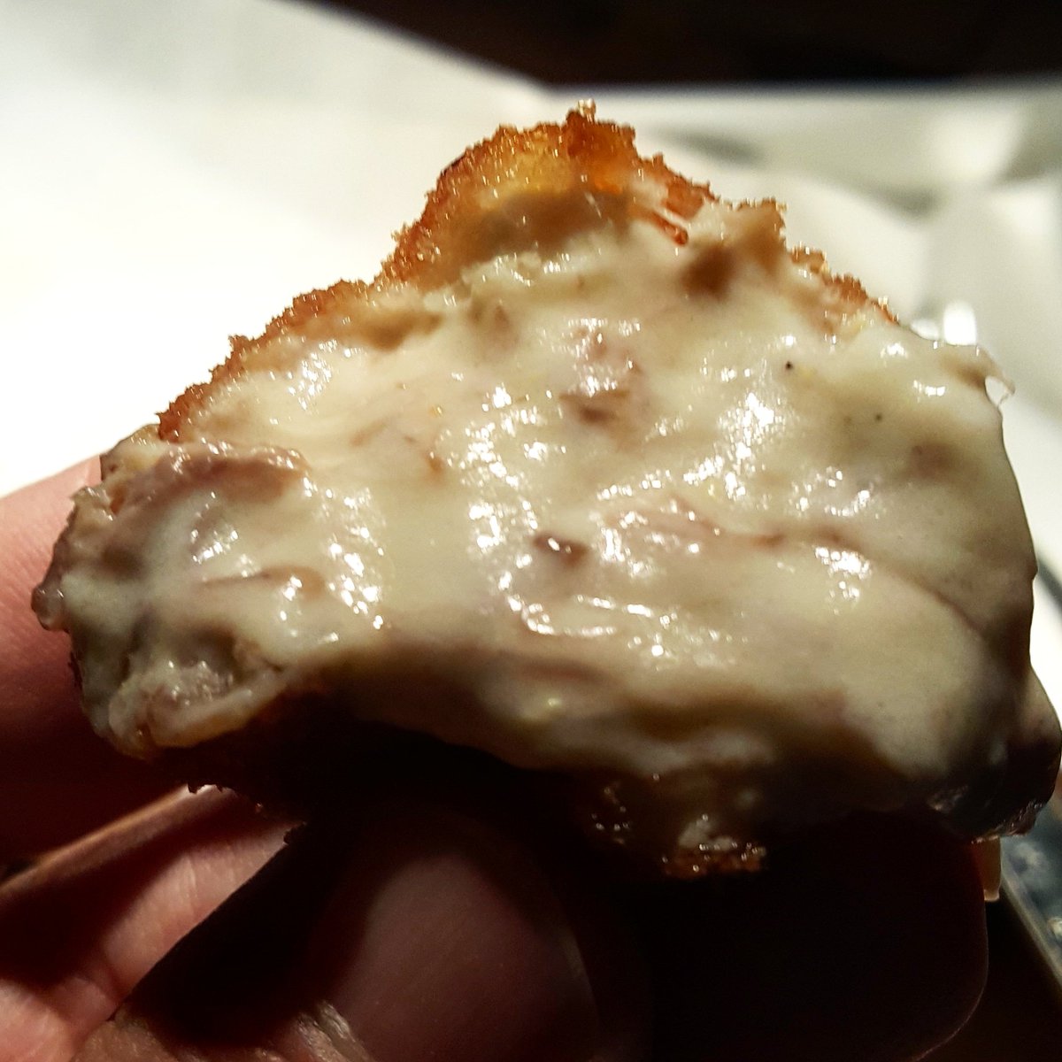 complicidadgast's tweet image. De la @maruca_madrid destacan especialmente sus fritos y postres. Rabas y sobresalientes tanto los buñuelos de bacalao como.las croquetas de cocido. Tarta de queso Top. Y todo esto dando entre semana y noche más de 250 pax. "Confort food" para el gran público.