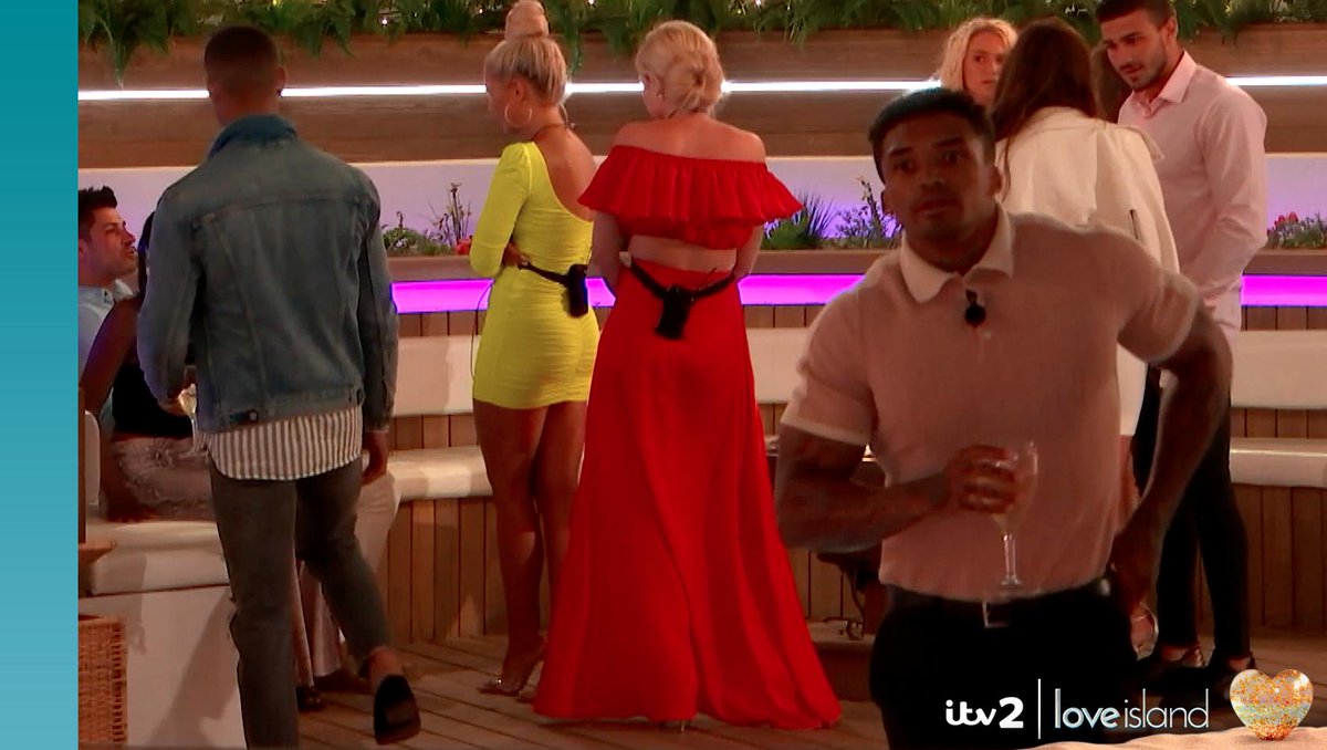 No one even noticed the dancing girl emoji has been walking around the villa all night. 💃 #LoveIsland