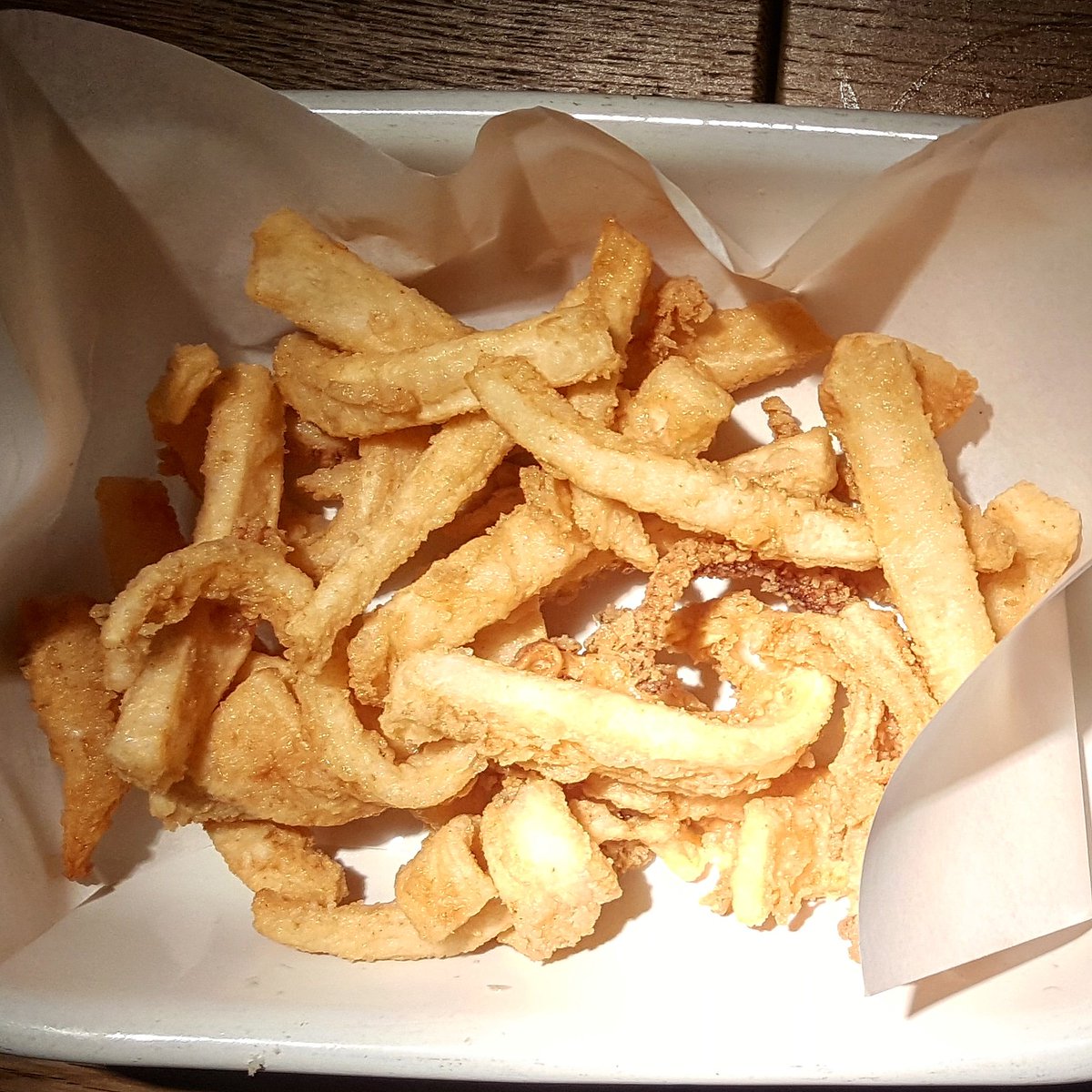 complicidadgast's tweet image. De la @maruca_madrid destacan especialmente sus fritos y postres. Rabas y sobresalientes tanto los buñuelos de bacalao como.las croquetas de cocido. Tarta de queso Top. Y todo esto dando entre semana y noche más de 250 pax. "Confort food" para el gran público.