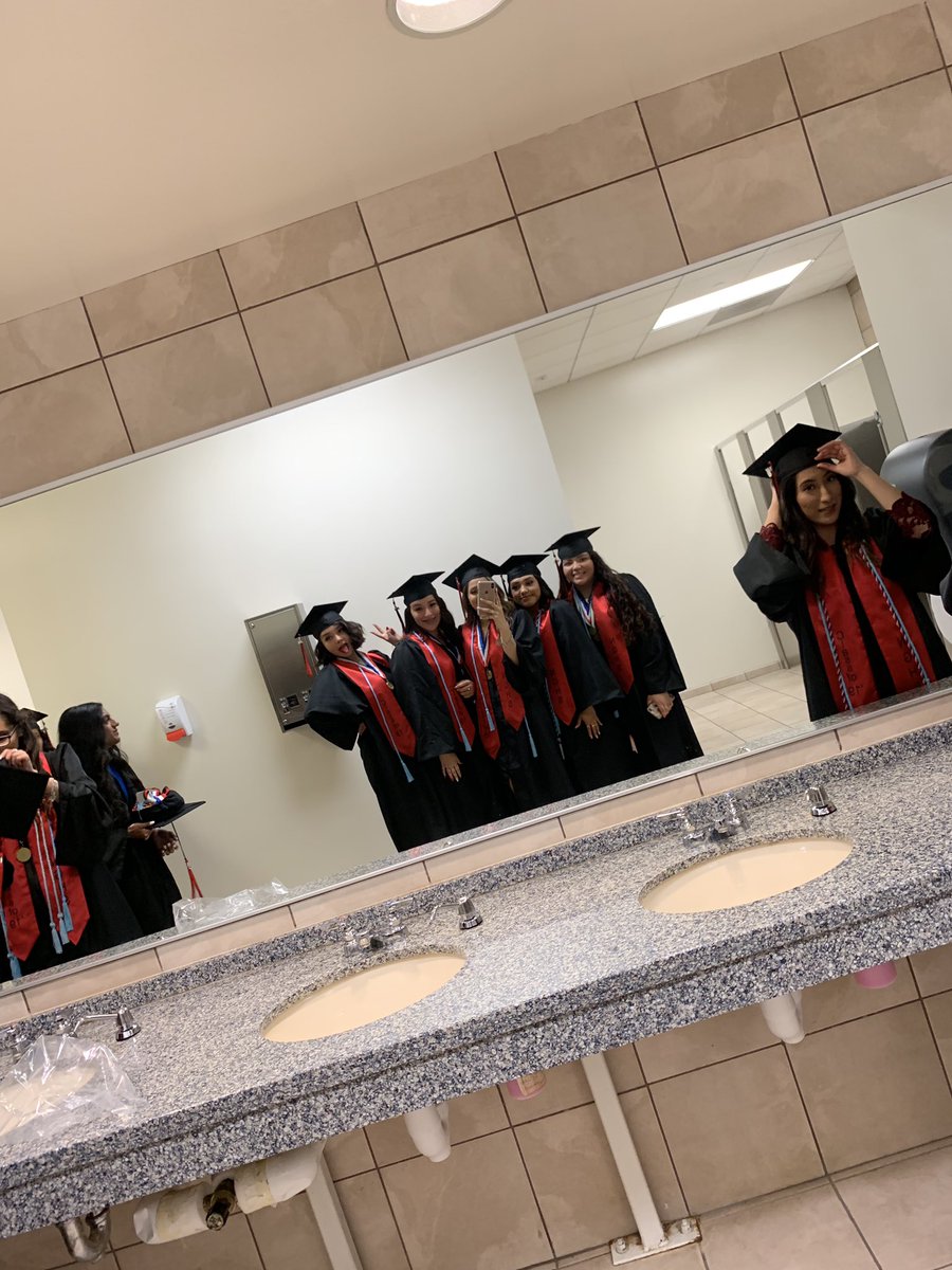 lesliecsilvaaa's tweet photo. pt2 🤗 #classof2019 @nghs2019 https://t.co/jCfaS0VnyG