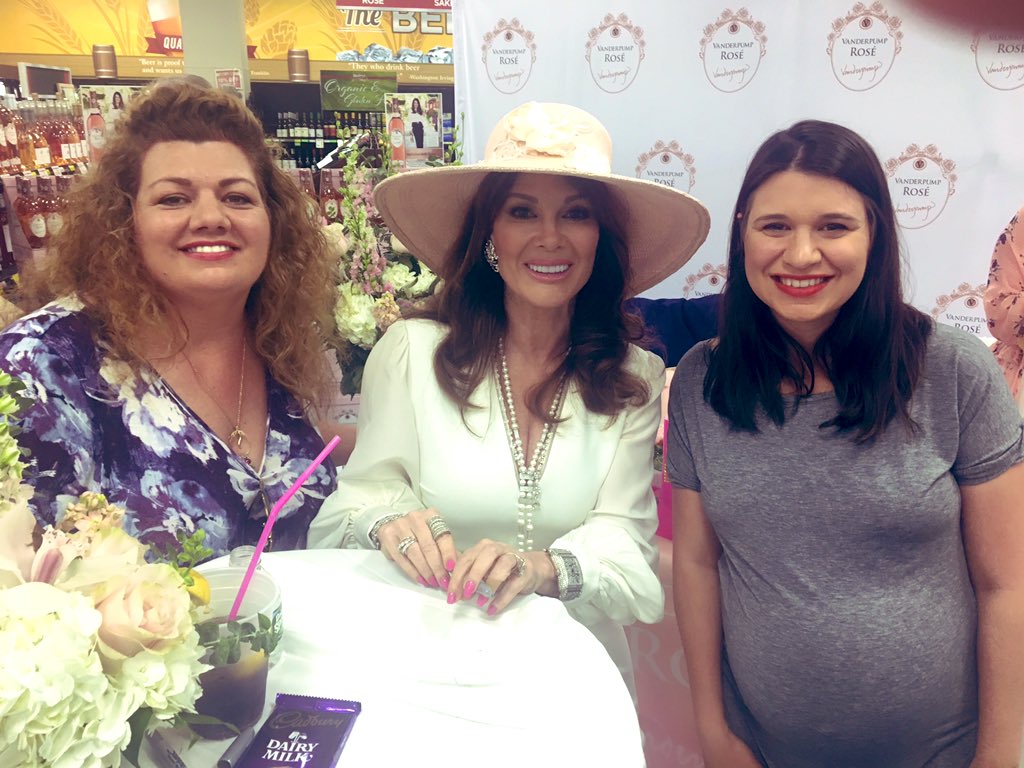 cstella6's tweet image. Thank you @LisaVanderpump for staying late to make sure everyone who waited got to see you ❤️