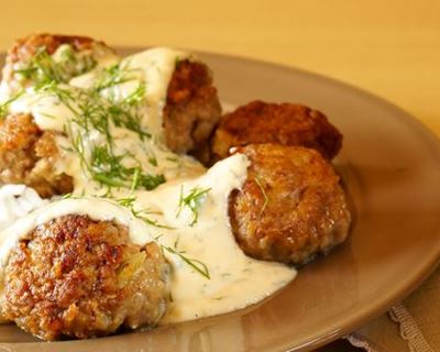 MHAWETOriginaire du Constantinois à base de kefta, C'est un mets fait de viande hachée moulée en forme de doigt, frite puis mijotée dans une sauce parfumée aux herbes aromatiques et épices, telles que le ras el hanout. Ce plat se prépare souvent avec des olives confites.