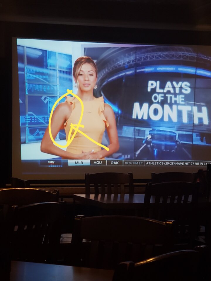 mossychic_87's tweet photo. Hey @Sportsnet, your girl is having a wardrobe malfunction!!  Help her out b’y! 😁 https://t.co/osJ7eQ62OQ