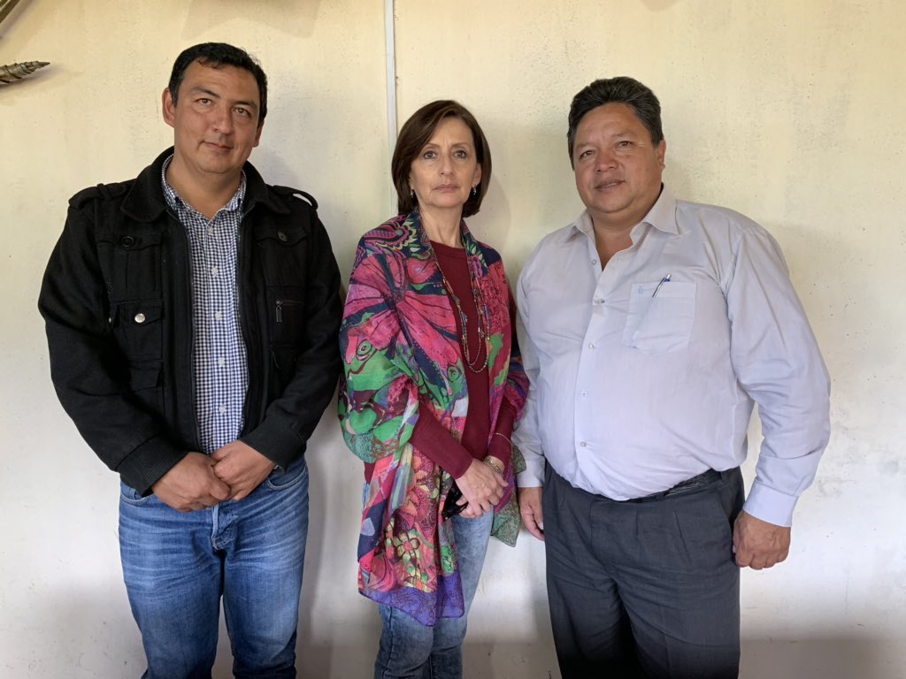 MaEulaliaMora's tweet photo. En #FincaDonAntonio ubicada en cantón El Pan, tuve la oportunidad de dialogar con los alcaldes @RigobertoBorja de El Pan y #RolandoCalle de Sevilla de Oro, así como #JanethGarzón presidenta @Azuayparroquias, sobre proyectos que potencien turísticamente estos dos destinos azuayos. https://t.co/LzQvcWayeS
