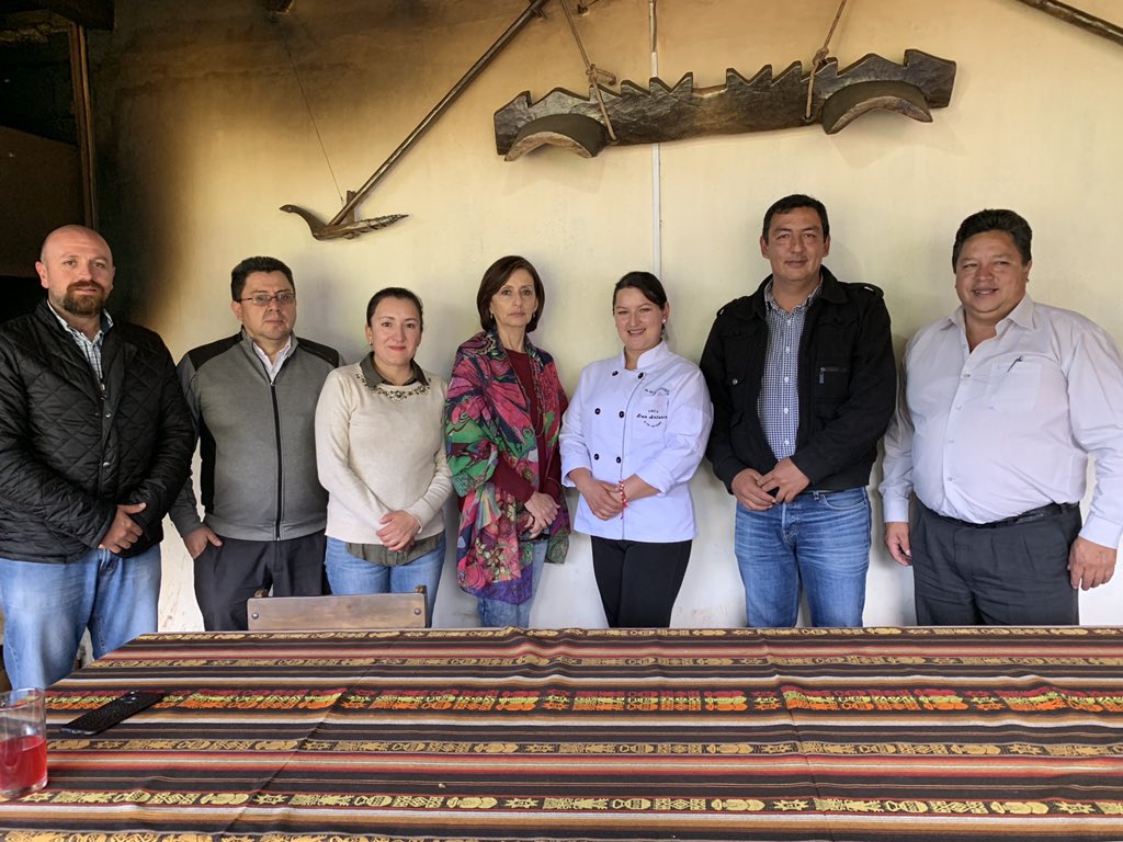 MaEulaliaMora's tweet photo. En #FincaDonAntonio ubicada en cantón El Pan, tuve la oportunidad de dialogar con los alcaldes @RigobertoBorja de El Pan y #RolandoCalle de Sevilla de Oro, así como #JanethGarzón presidenta @Azuayparroquias, sobre proyectos que potencien turísticamente estos dos destinos azuayos. https://t.co/LzQvcWayeS