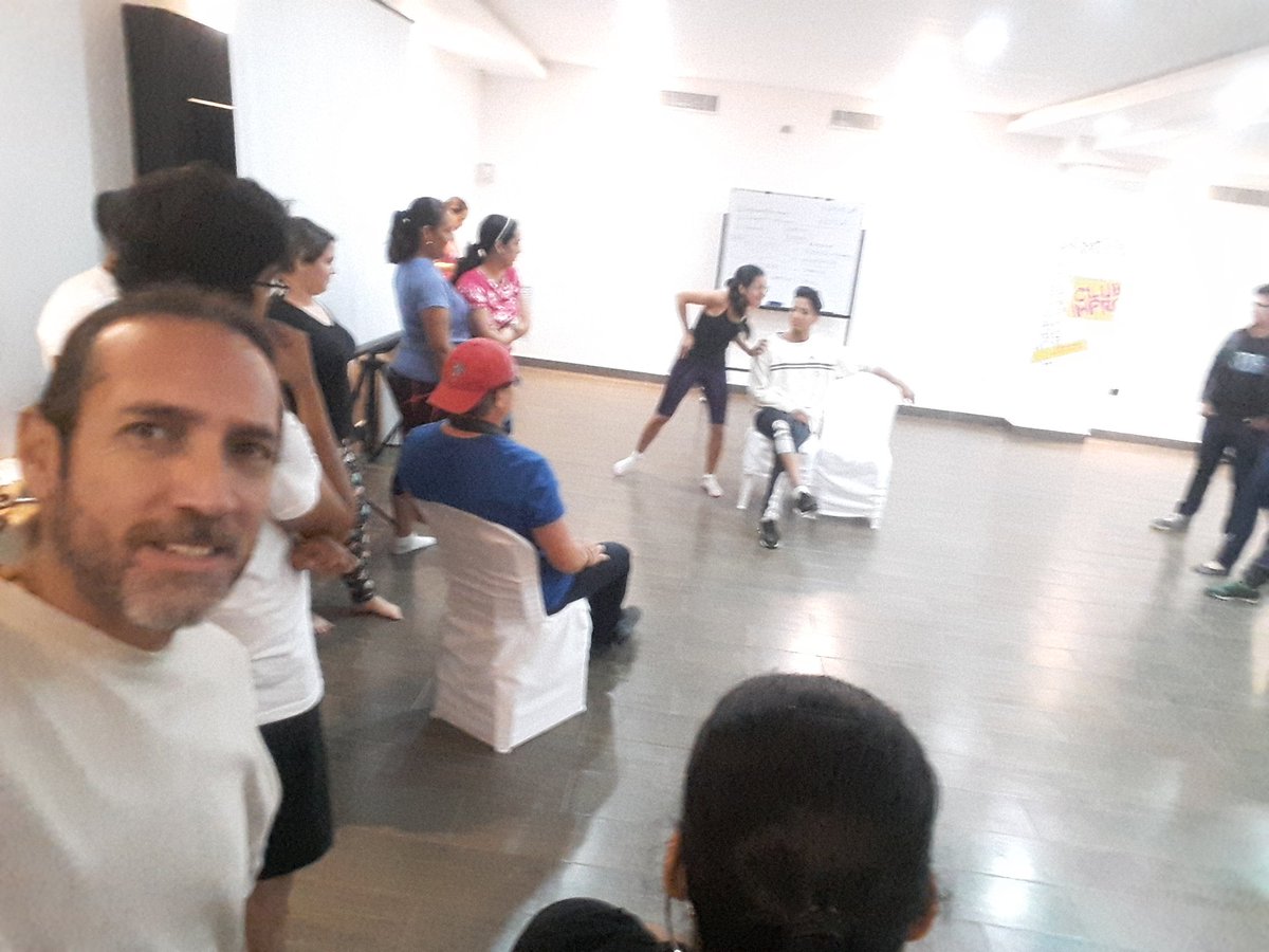 cracramanta's tweet photo. Taller de impro con el maestro Fernando Gálvez. Investigación para la próxima obra. #clubimpro
#hotelcastellguayaquil #tigregalvez2 https://t.co/uflhyKvbe1