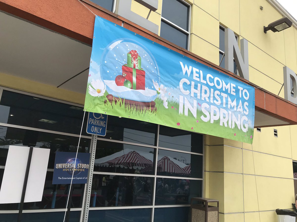 Horror_Buzz's tweet photo. Here we are at #christmasinspring with @mendpoverty2 and @UniStudios @HorrorNights for one of the coolest community outreach events of the year! https://t.co/Y0aaIJHTuk
