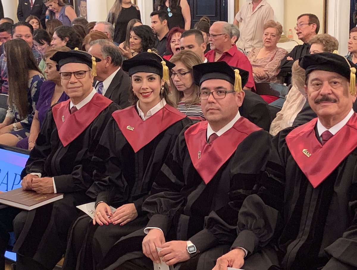andresmirag's tweet photo. Todo un éxito la organización del ISAP, de la ceremonia de graduación de la Cuarta generación del Doctorado de Administración Pública, en el palacio de gobierno. @ahdmx2018. https://t.co/knNhimgkqN