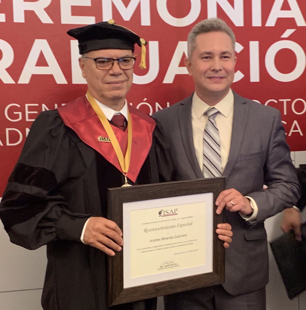 andresmirag's tweet photo. Todo un éxito la organización del ISAP, de la ceremonia de graduación de la Cuarta generación del Doctorado de Administración Pública, en el palacio de gobierno. @ahdmx2018. https://t.co/knNhimgkqN